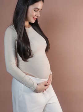 Steffi Zamora umumkan hamil anak pertama usai menikah dengan Nino Fernandez pada Juli 2025. (Instagram @steffizamoraaa)